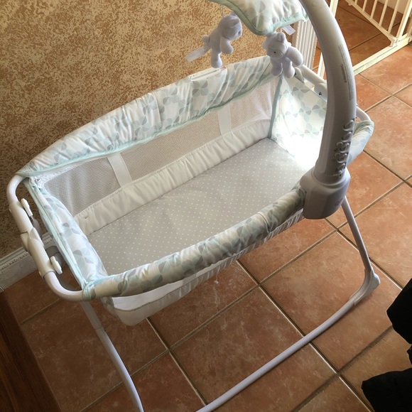 Delta Children Bassinet - Picture 1 of 3